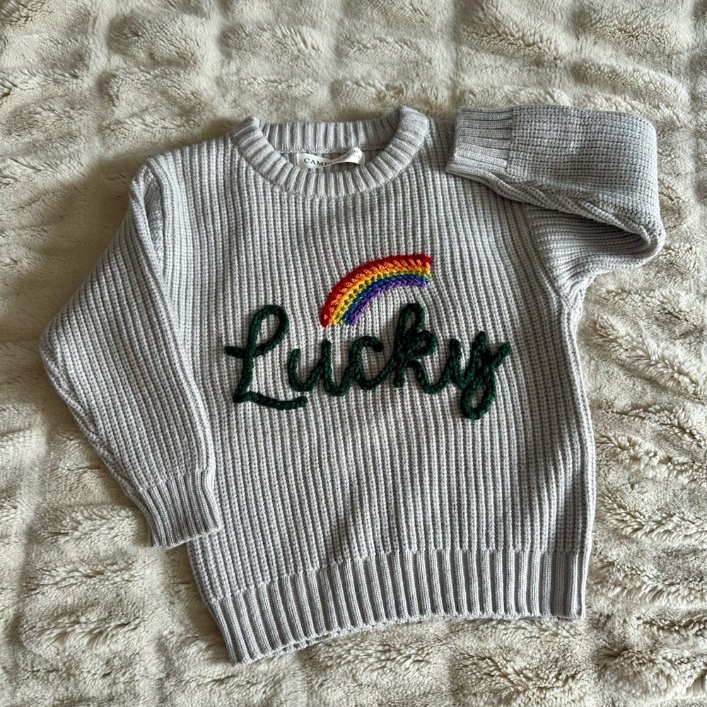 Hand-embroidered chunky gray sweater with Rainbow and “Lucky” Text, size 4